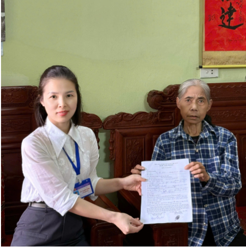 Hỗ trợ thủ tục hành chính tận nhà cho công dân cao tuổi, yếu bệnh tại phường Yên Nghĩa và phường Dương Nội trong tháng 02 – Nghĩa cử nhỏ, lan tỏa tinh thần phục vụ nhân dân- Ảnh 5.