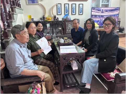 Cán bộ tới tận nhà hỗ trợ công dân cao tuổi hoàn thiện thủ tục hành chính tại phường Phú Lương- Ảnh 1.