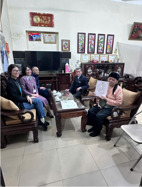 Cán bộ tới tận nhà hỗ trợ công dân cao tuổi hoàn thiện thủ tục hành chính tại phường Phú Lương- Ảnh 2.