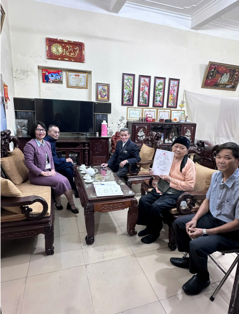 Cán bộ tới tận nhà hỗ trợ công dân cao tuổi hoàn thiện thủ tục hành chính tại phường Phú Lương- Ảnh 3.