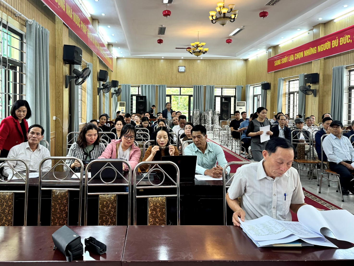 A group of people sitting in a room  AI-generated content may be incorrect.