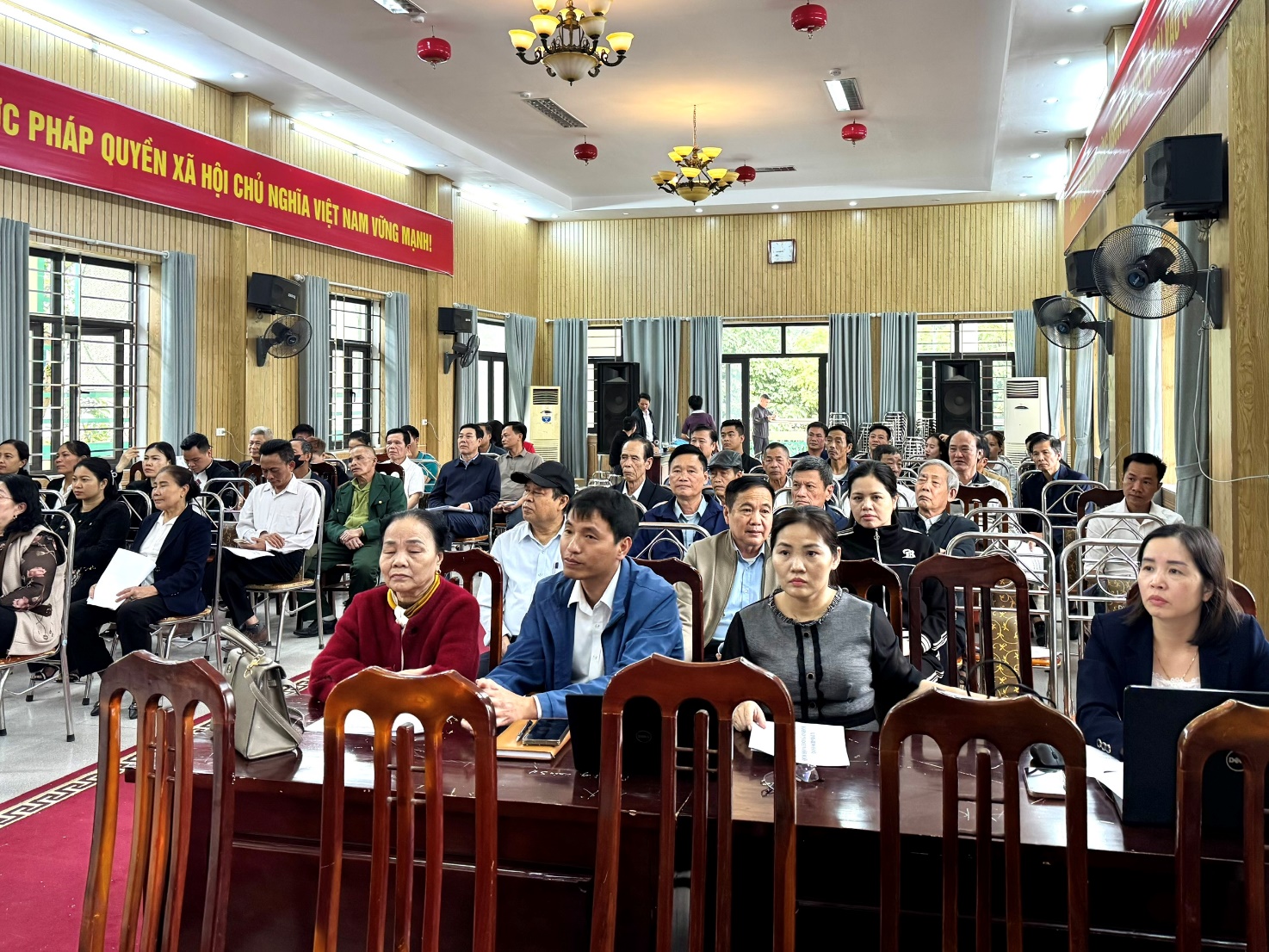 A group of people sitting at tables in a room  AI-generated content may be incorrect.