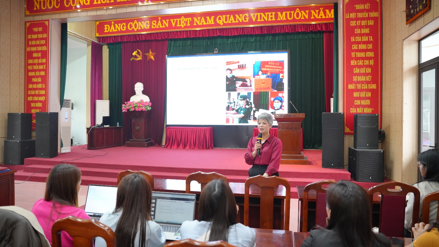 A person speaking to a group of people  AI-generated content may be incorrect.