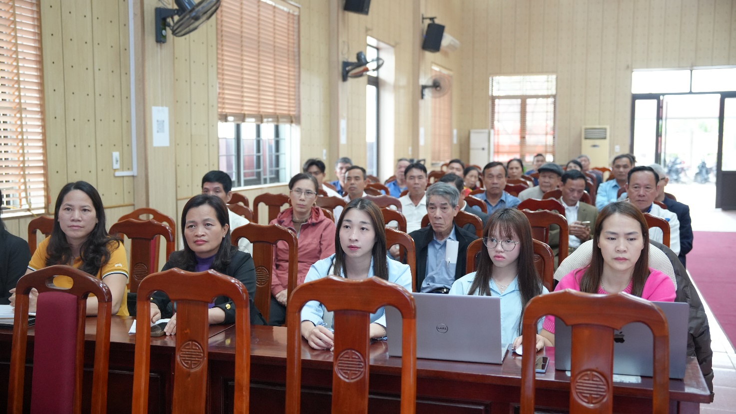 A group of people sitting in a room  AI-generated content may be incorrect.