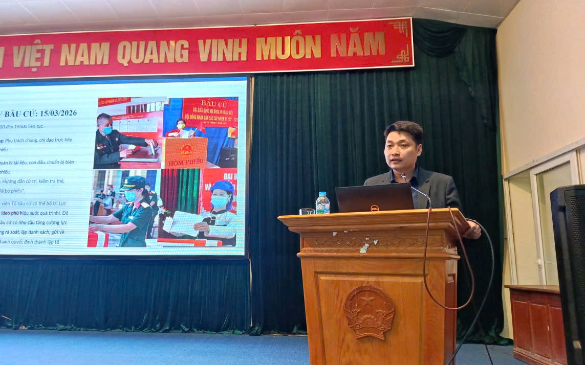 A person standing at a podium  AI-generated content may be incorrect.