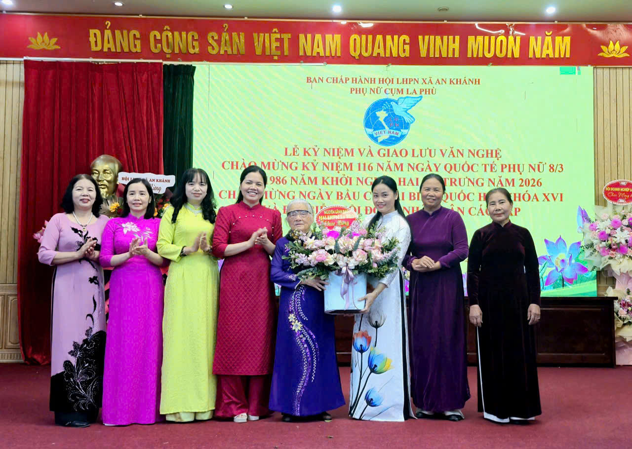 A group of people standing together  AI-generated content may be incorrect.