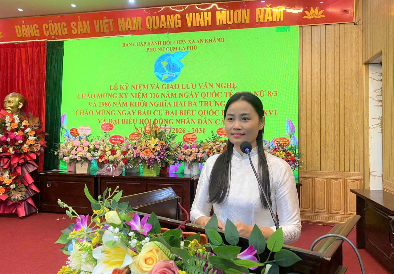 A person standing at a podium with a microphone  AI-generated content may be incorrect.