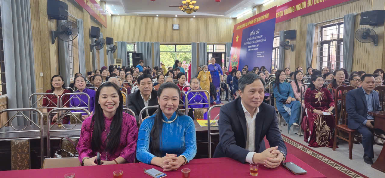 A group of people sitting at tables  AI-generated content may be incorrect.