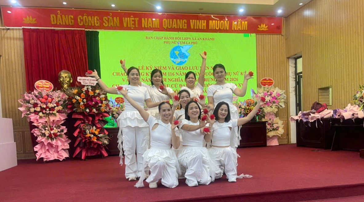 A group of women on a stage  AI-generated content may be incorrect.