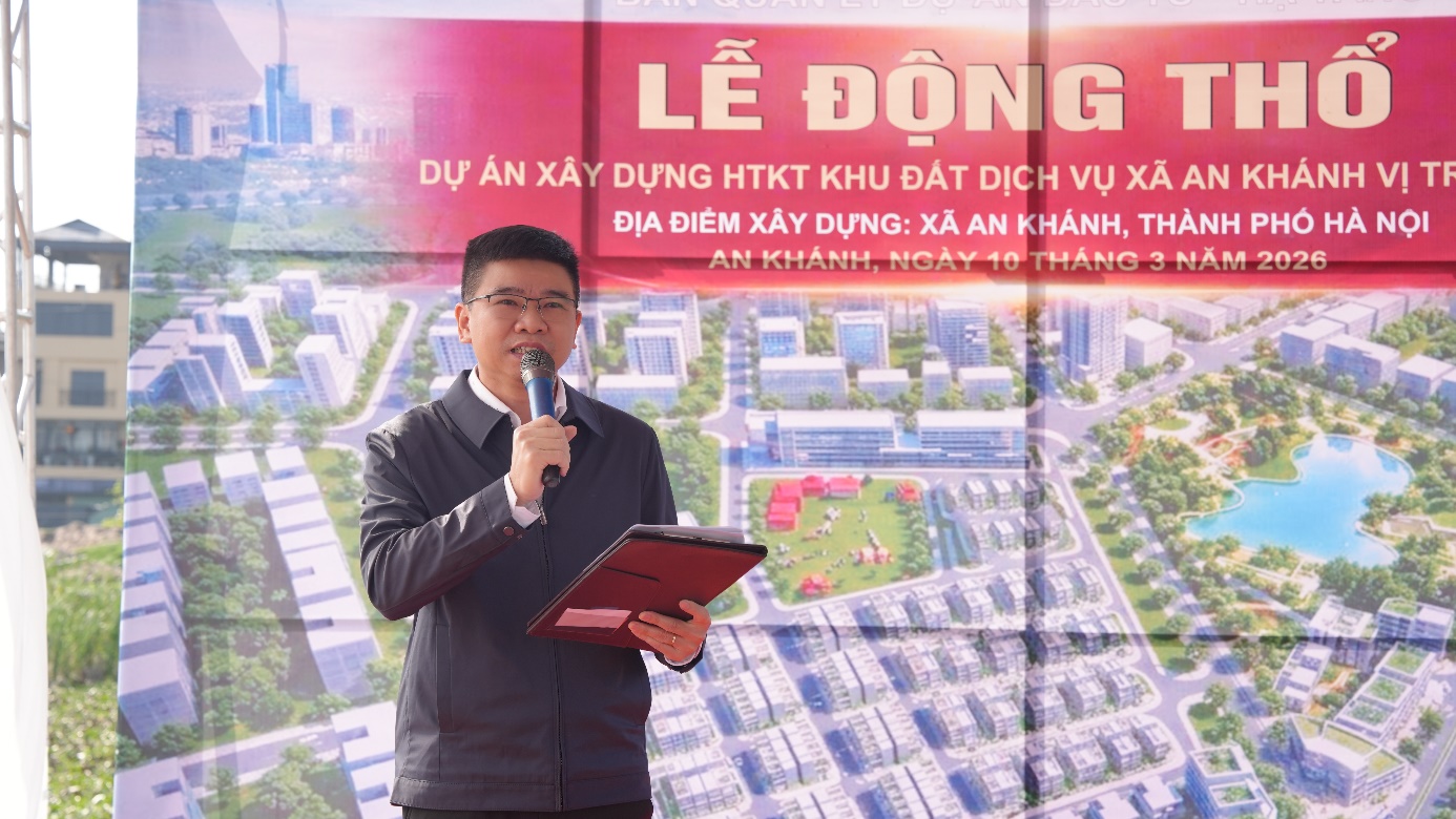 A person holding a microphone and holding a clipboard  AI-generated content may be incorrect.