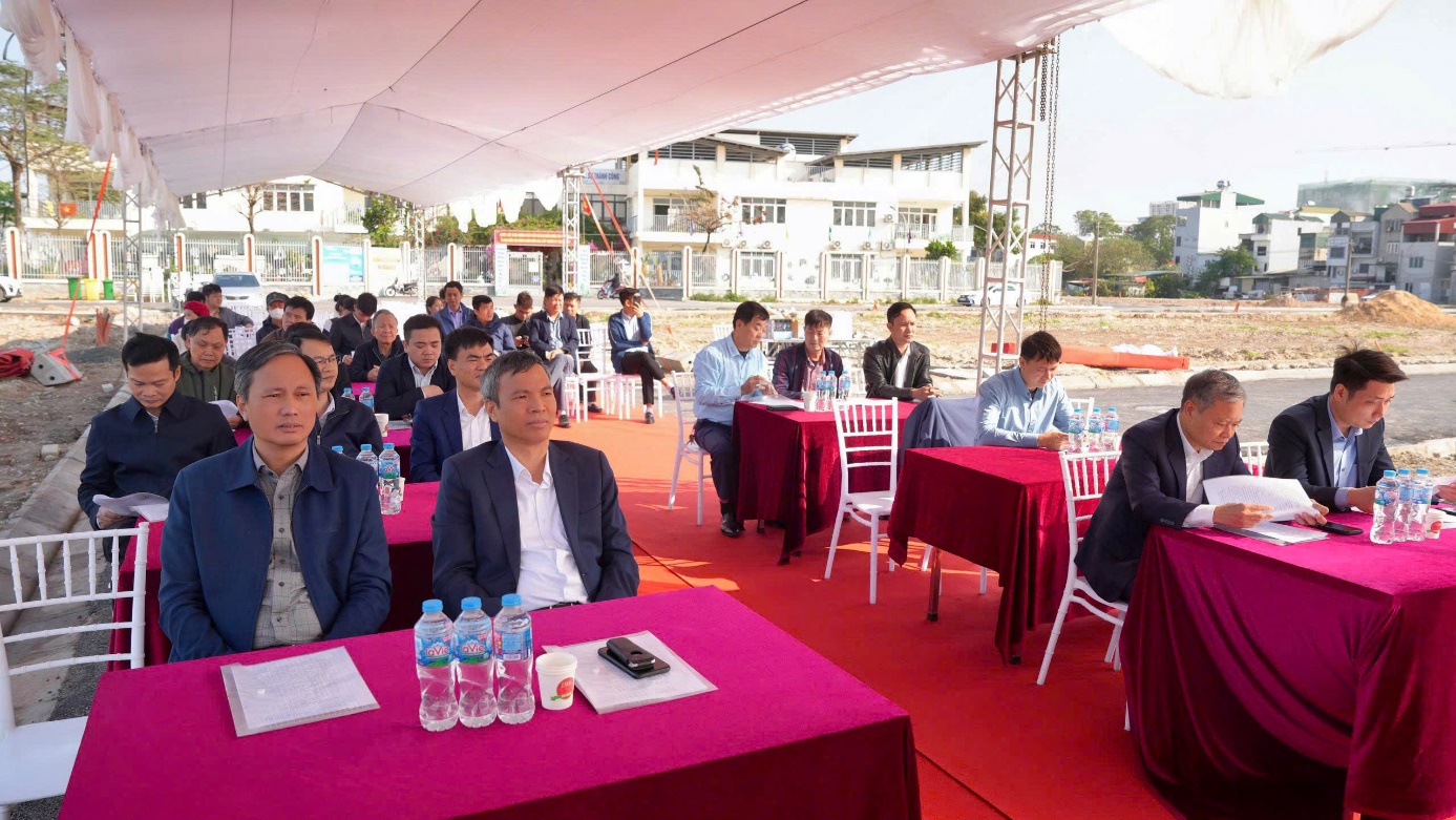 A group of people sitting at tables  AI-generated content may be incorrect.