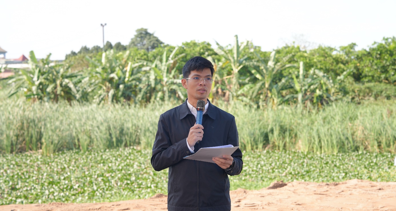 A person holding a microphone and paper  AI-generated content may be incorrect.