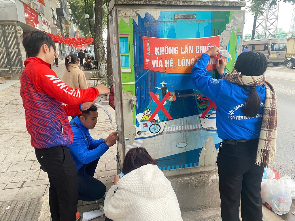 TUỔI TRẺ PHƯỜNG PHƯƠNG LIỆT THAY “ÁO MỚI” CHO CÁC BỐT ĐIỆN TRÊN TUYẾN PHỐ LÊ TRỌNG TẤN- Ảnh 1.