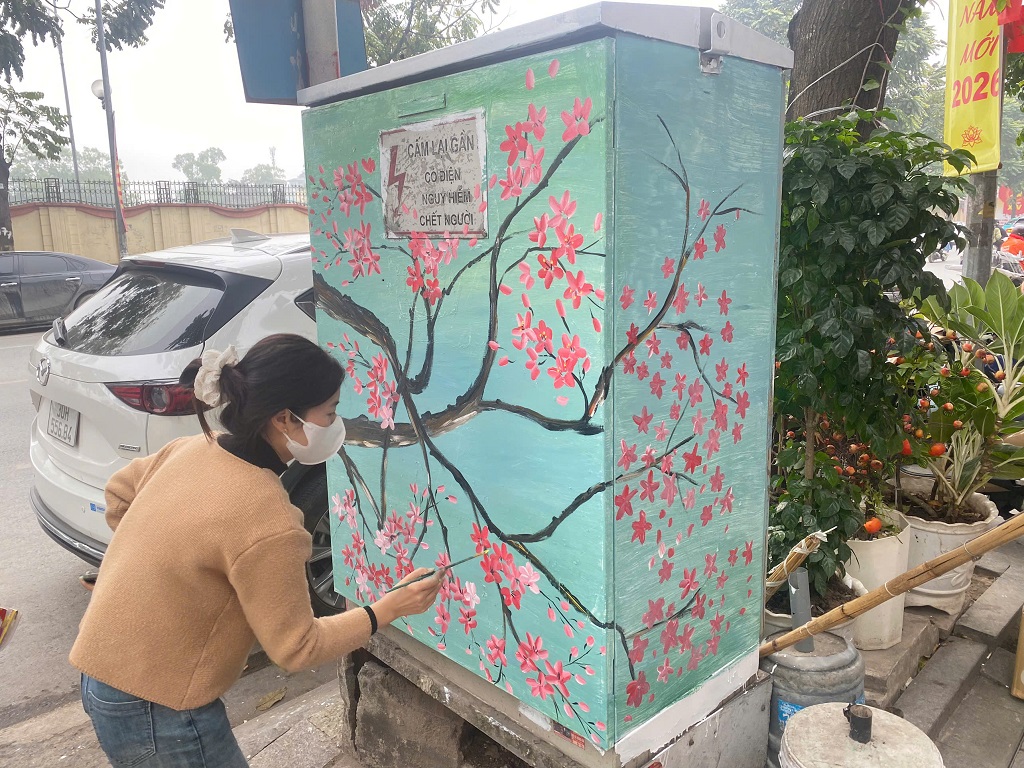 TUỔI TRẺ PHƯỜNG PHƯƠNG LIỆT THAY “ÁO MỚI” CHO CÁC BỐT ĐIỆN TRÊN TUYẾN PHỐ LÊ TRỌNG TẤN- Ảnh 2.