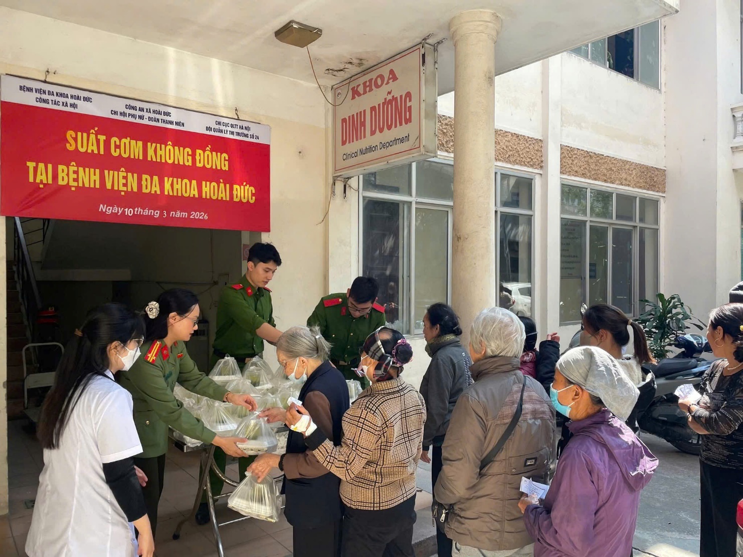 Đoàn viên thanh niên, Chi hội phụ nữ Công an xã Hoài Đức phối hợp cùng Đội Quản lý thị trường số 24 tổ chức phát “Suất cơm yêu thương - suất cơm không đồng” gửi tới người bệnh tại Bệnh viện Đa khoa Hoài Đức- Ảnh 1.