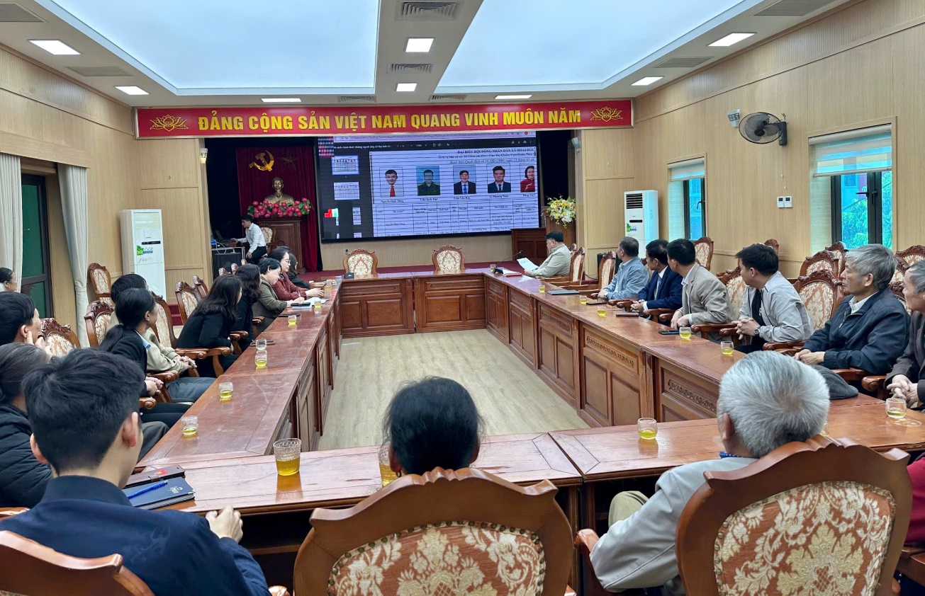 Hội Nông dân xã tổ chức mạn đàm tìm hiểu tiểu sử các ứng cử viên đại biểu Quốc hội và HĐND các cấp- Ảnh 1.