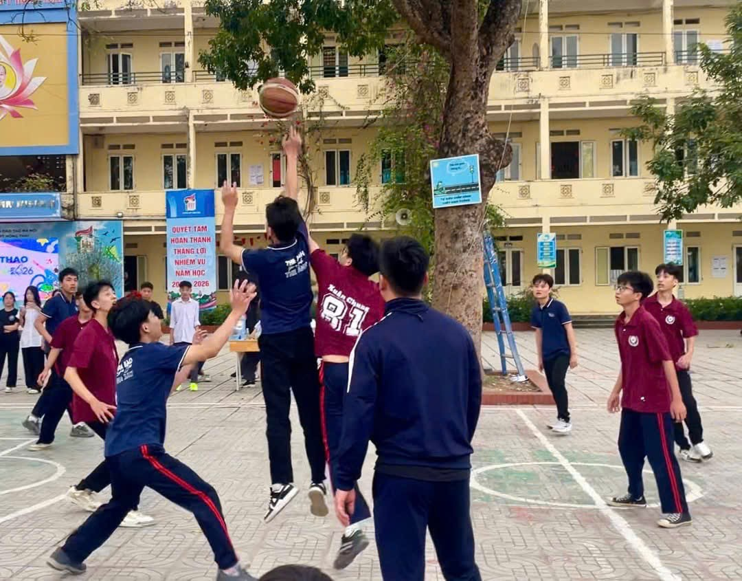 Sôi nổi Hội thao chào mừng ngày thành lập Đoàn 26/3 tại Trường THPT Hồng Thái- Ảnh 1.