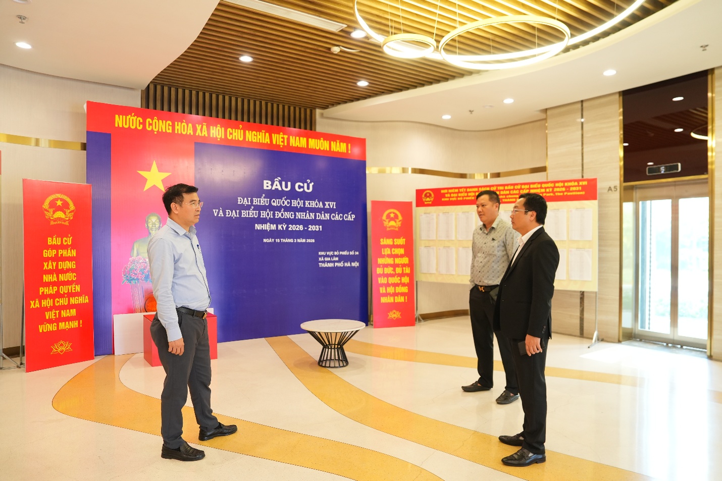 Đồng chí Chủ tịch UBND xã kiểm tra công tác bầu cử tại các đơn vị bầu cử trên địa bàn- Ảnh 1.