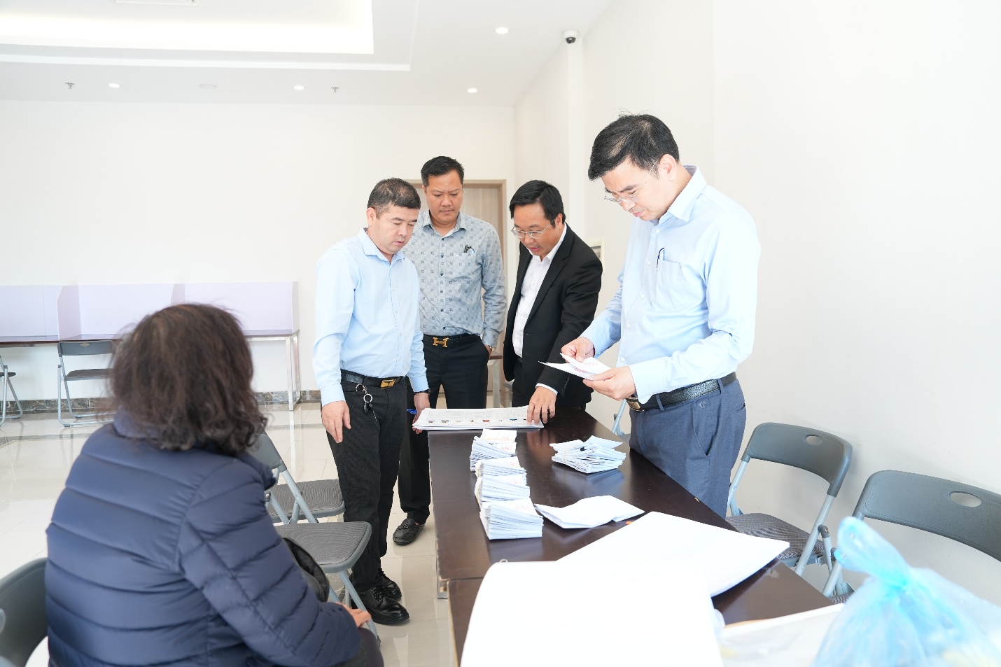 Đồng chí Chủ tịch UBND xã kiểm tra công tác bầu cử tại các đơn vị bầu cử trên địa bàn- Ảnh 2.