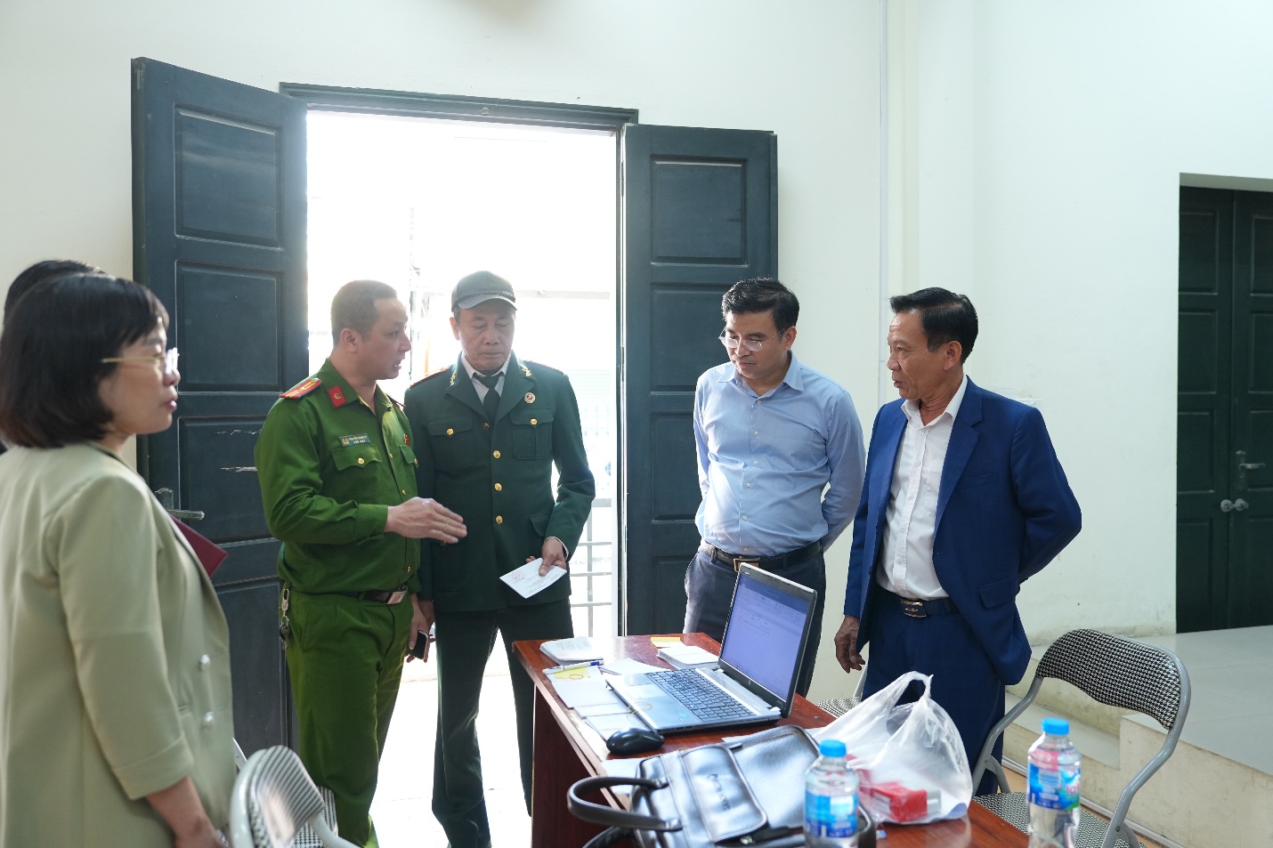 Đồng chí Chủ tịch UBND xã kiểm tra công tác bầu cử tại các đơn vị bầu cử trên địa bàn- Ảnh 3.