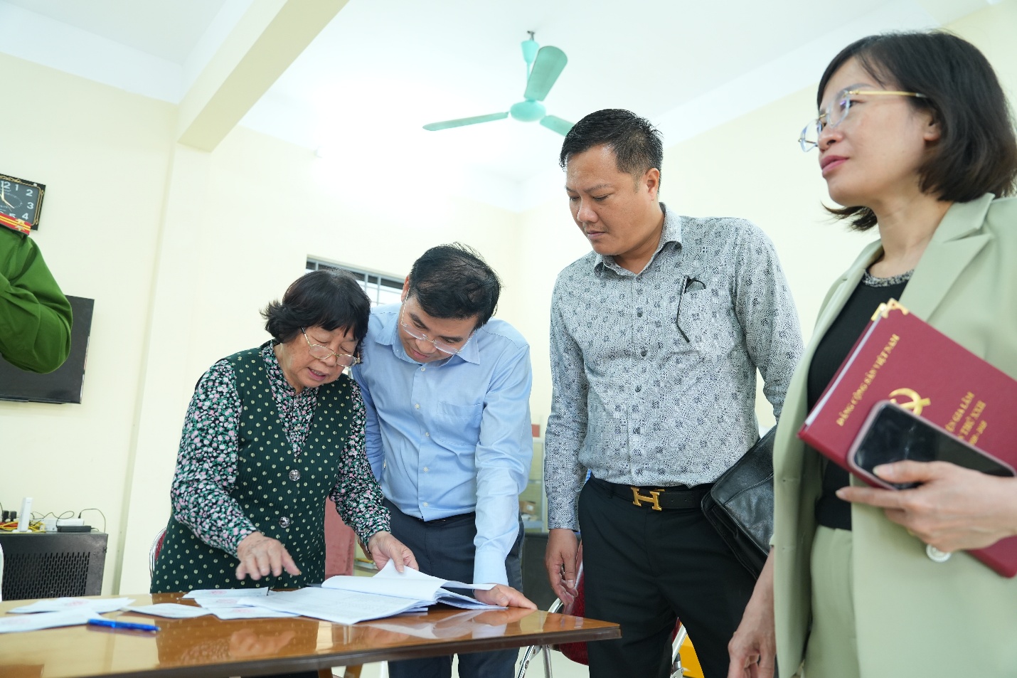 Đồng chí Chủ tịch UBND xã kiểm tra công tác bầu cử tại các đơn vị bầu cử trên địa bàn- Ảnh 4.