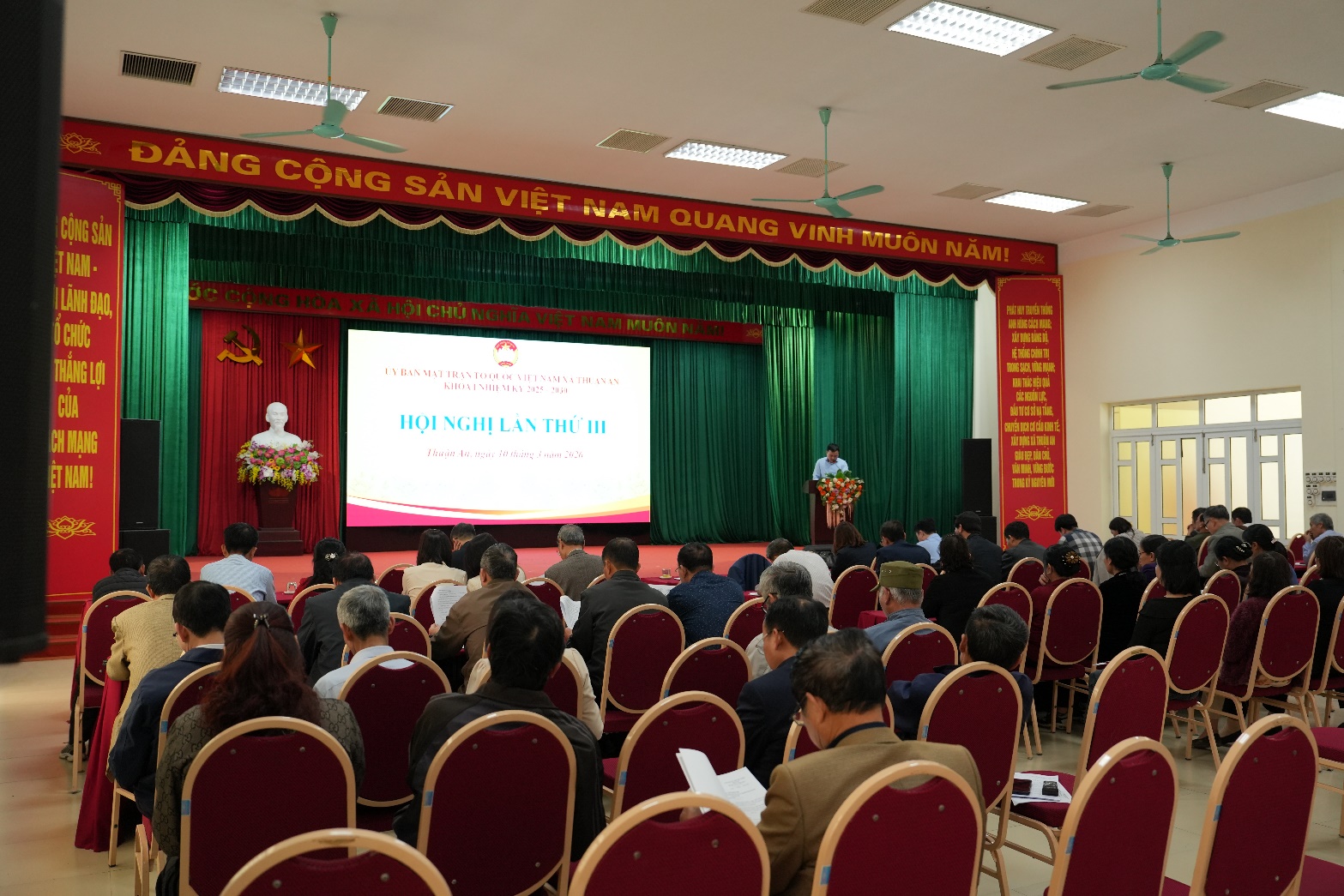 A group of people sitting in chairs  AI-generated content may be incorrect.