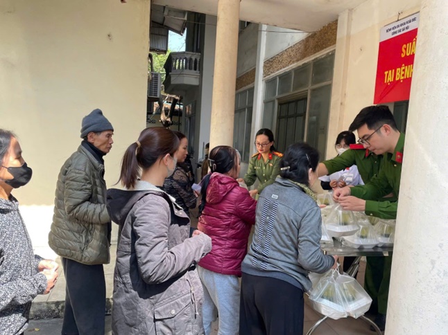 Đoàn viên thanh niên, Chi hội phụ nữ Công an xã Hoài Đức phối hợp cùng Đội Quản lý thị trường số 24 tổ chức phát “Suất cơm yêu thương - suất cơm không đồng” gửi tới người bệnh tại Bệnh viện Đa khoa Hoài Đức- Ảnh 2.