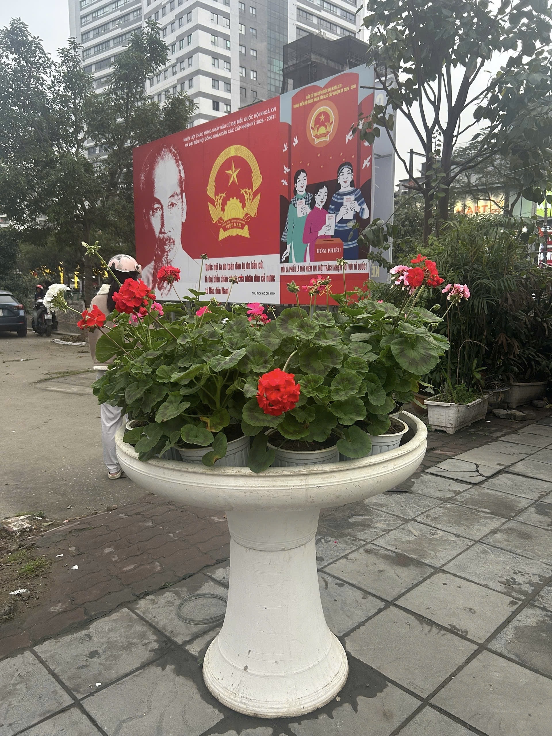 CÔNG TÁC TRANG TRÍ, TUYÊN TRUYỀN, CỔ ĐỘNG TRỰC QUAN TRÊN ĐỊA BÀN PHƯỜNG VĨNH TUY TRƯỚC NGÀY HỘI LỚN
- Ảnh 2.