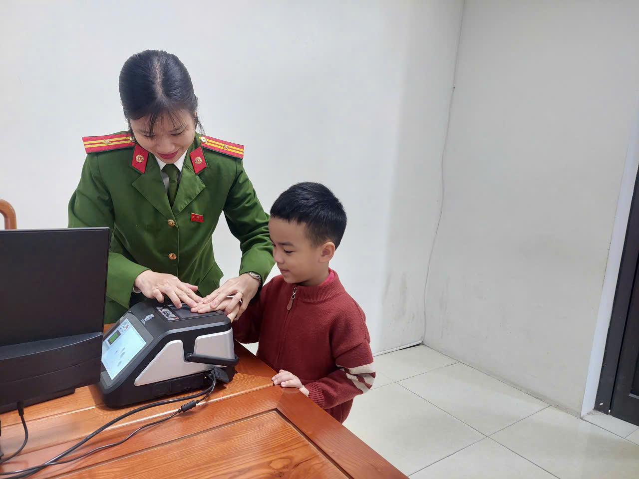 CÔNG AN XÃ BÌNH MINH PHÁT HUY TINH THẦN "GẦN DÂN NHẤT" TRONG TRIỂN KHAI MÔ HÌNH "ĐIỂM GIẢI QUYẾT THỦ TỤC HÀNH CHÍNH 3 NHẤT"