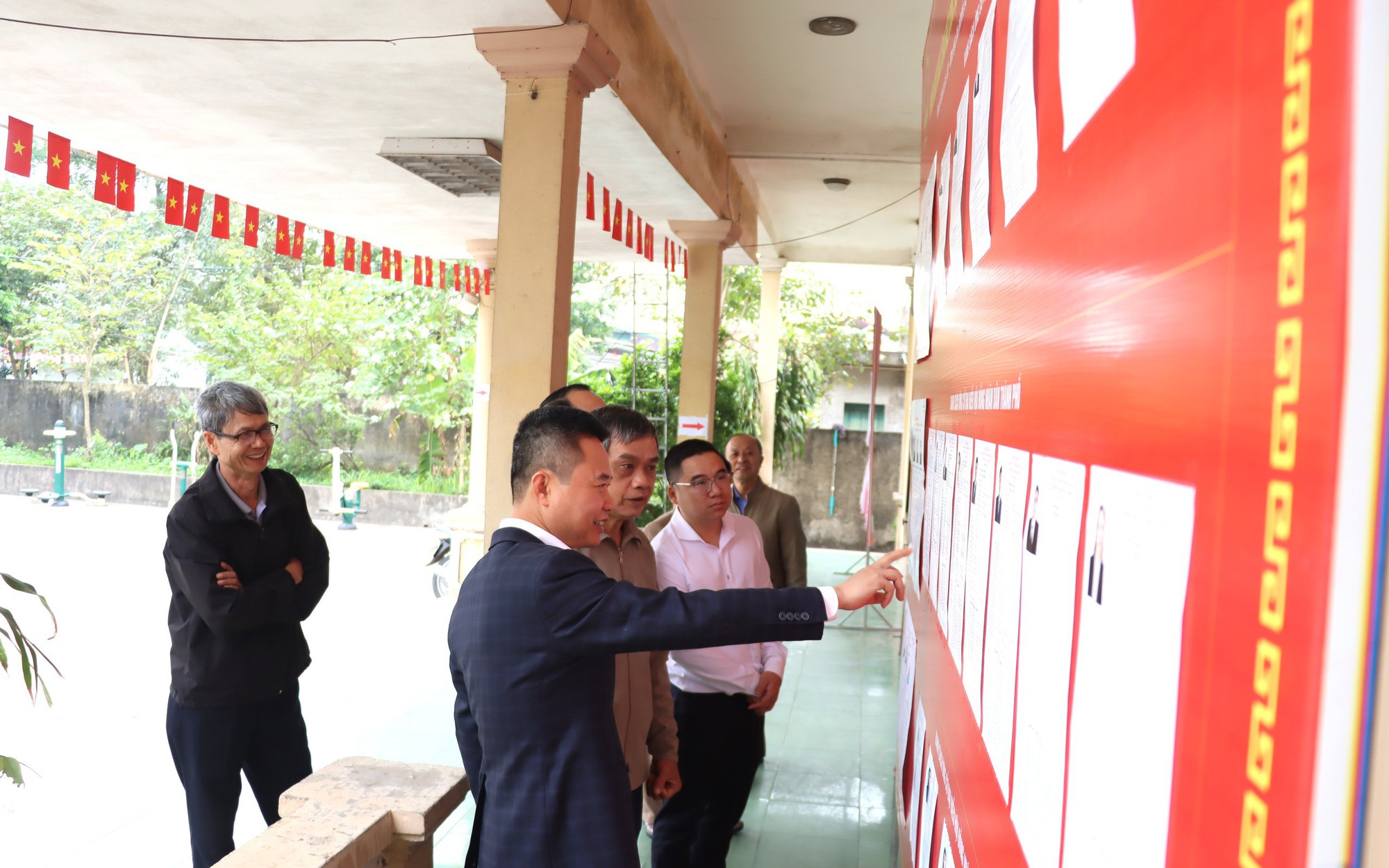 Đồng chí Bí thư Đảng uỷ xã Phú Xuyên kiểm tra công tác chuẩn bị bầu cử tại các khu vực bỏ phiếu