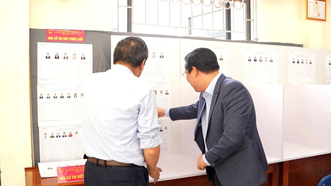 Đồng chí Nguyễn Thanh Bình-Bí thư Đảng uỷ, Chủ tịch HĐND xã kiểm tra công tác chuẩn bị tại các điểm bầu cử- Ảnh 2.