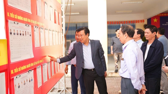 Đồng chí Nguyễn Thanh Bình-Bí thư Đảng uỷ, Chủ tịch HĐND xã kiểm tra công tác chuẩn bị tại các điểm bầu cử- Ảnh 3.