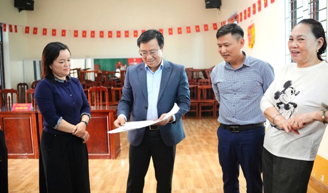 Đồng chí Nguyễn Thanh Bình-Bí thư Đảng uỷ, Chủ tịch HĐND xã kiểm tra công tác chuẩn bị tại các điểm bầu cử- Ảnh 4.