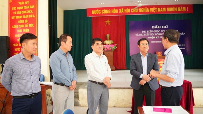 Đồng chí Nguyễn Thanh Bình-Bí thư Đảng uỷ, Chủ tịch HĐND xã kiểm tra công tác chuẩn bị tại các điểm bầu cử- Ảnh 5.