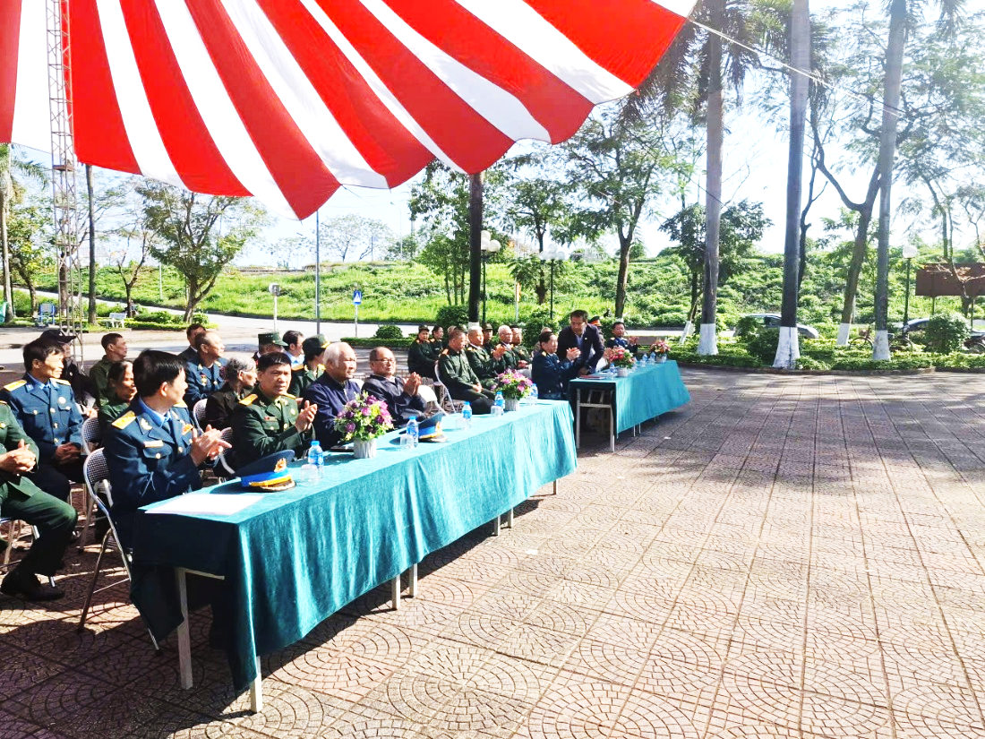 Hội Cựu chiến binh phường Việt Hưng ra mắt mô hình Dân vận khéo “Cựu chiến binh tri ân duy trì tự quản, chăm sóc đài tượng niệm liệt sỹ cụm Giang Biên”.- Ảnh 1.