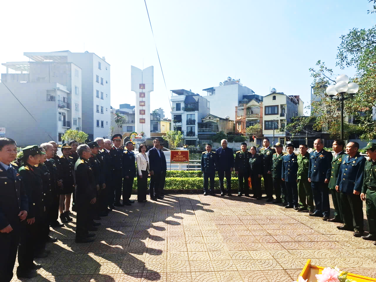 Hội Cựu chiến binh phường Việt Hưng ra mắt mô hình Dân vận khéo “Cựu chiến binh tri ân duy trì tự quản, chăm sóc đài tượng niệm liệt sỹ cụm Giang Biên”.- Ảnh 2.