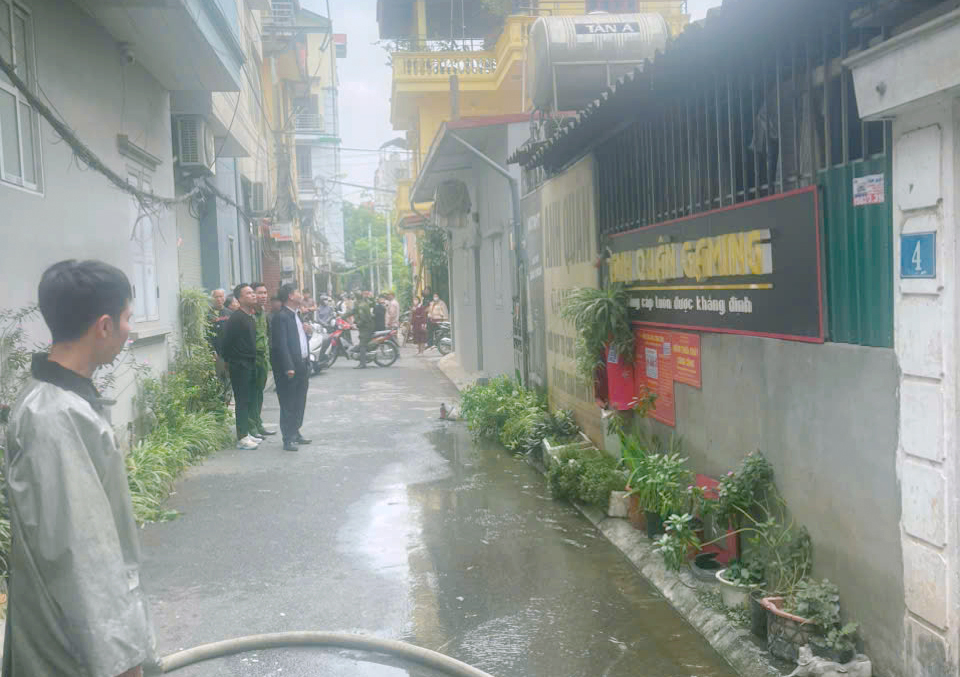 Cháy nhà dân tại ngách 20/5 đường Trâu Quỳ, lực lượng chức năng kịp thời khống chế- Ảnh 1.