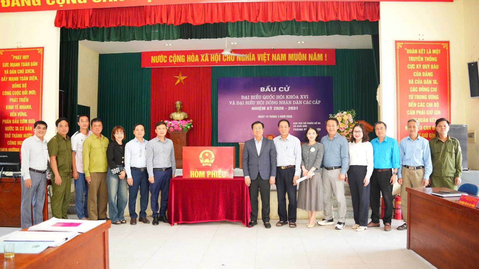 Đồng chí Nguyễn Thanh Bình-Bí thư Đảng uỷ, Chủ tịch HĐND xã kiểm tra công tác chuẩn bị tại các điểm bầu cử- Ảnh 1.