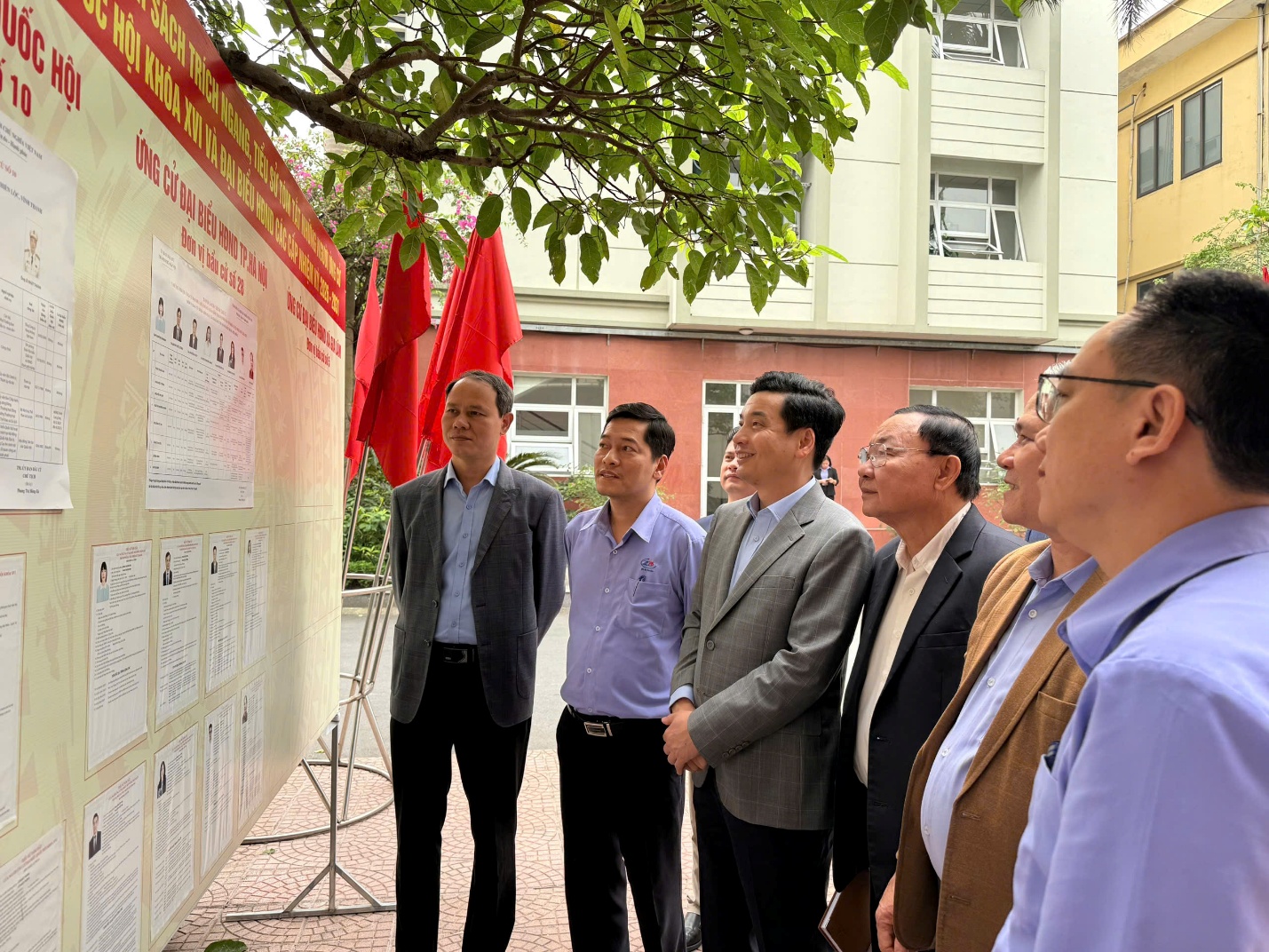 Đồng chí Nguyễn Việt Hà - Bí thư Đảng ủy xã kiểm tra công tác chuẩn bị bầu cử tại Đơn vị bầu cử số 5- Ảnh 1.