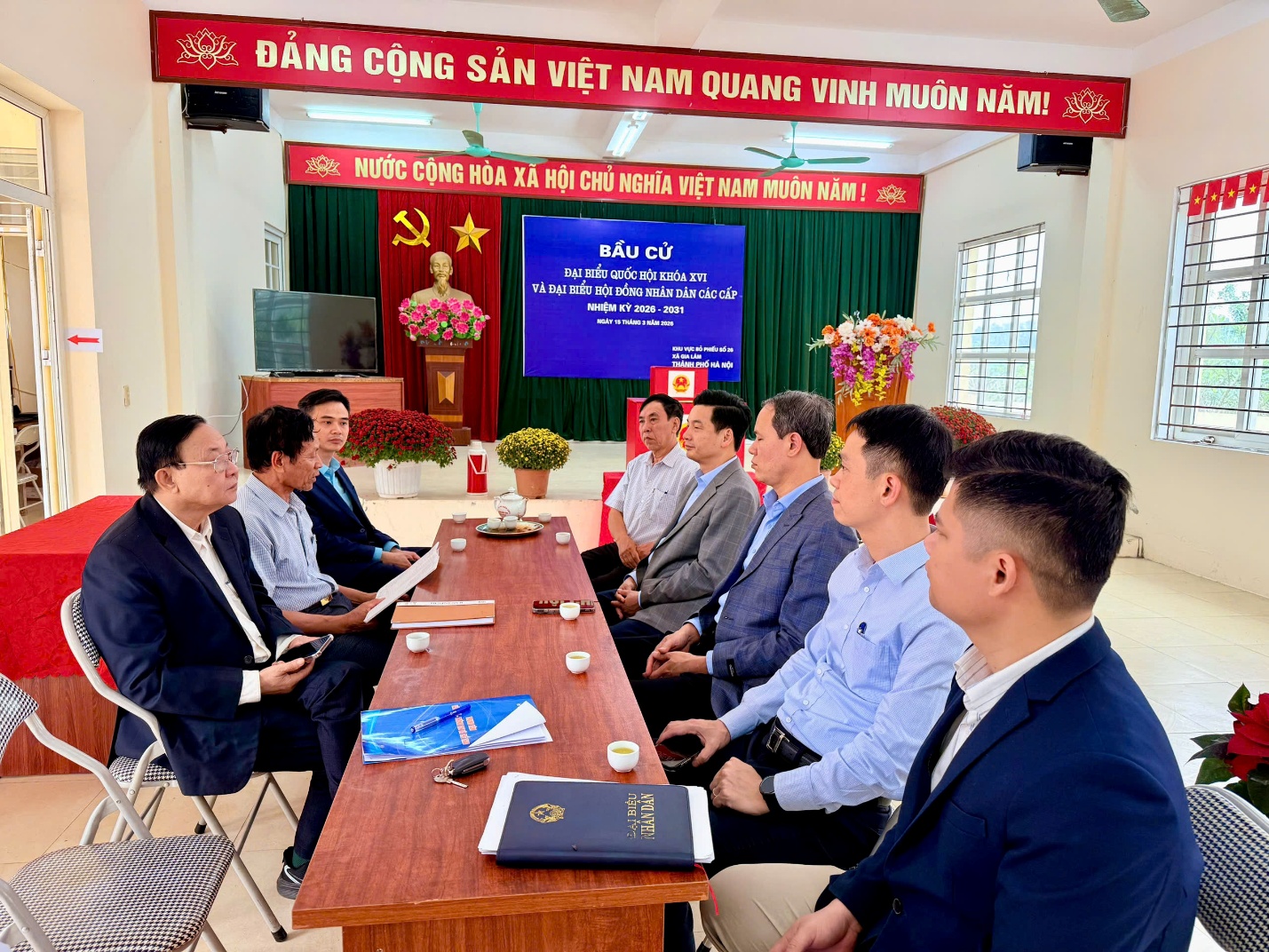 Đồng chí Nguyễn Việt Hà - Bí thư Đảng ủy xã kiểm tra công tác chuẩn bị bầu cử tại Đơn vị bầu cử số 5- Ảnh 2.