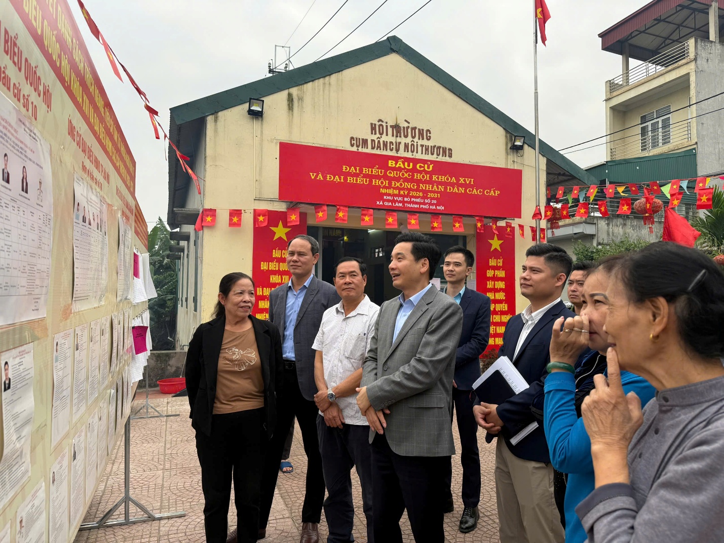 Đồng chí Nguyễn Việt Hà - Bí thư Đảng ủy xã kiểm tra công tác chuẩn bị bầu cử tại Đơn vị bầu cử số 5- Ảnh 3.