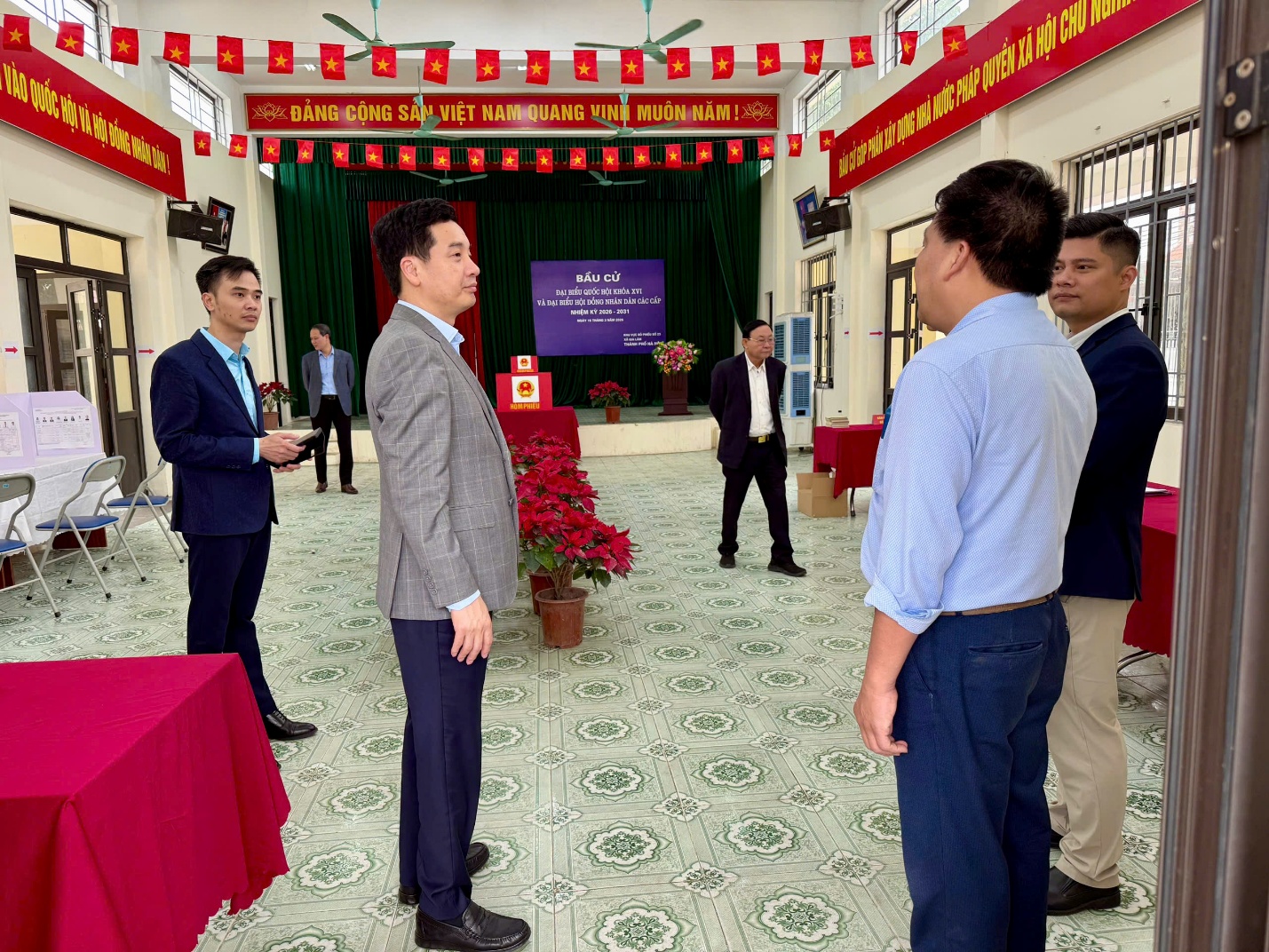 Đồng chí Nguyễn Việt Hà - Bí thư Đảng ủy xã kiểm tra công tác chuẩn bị bầu cử tại Đơn vị bầu cử số 5- Ảnh 4.