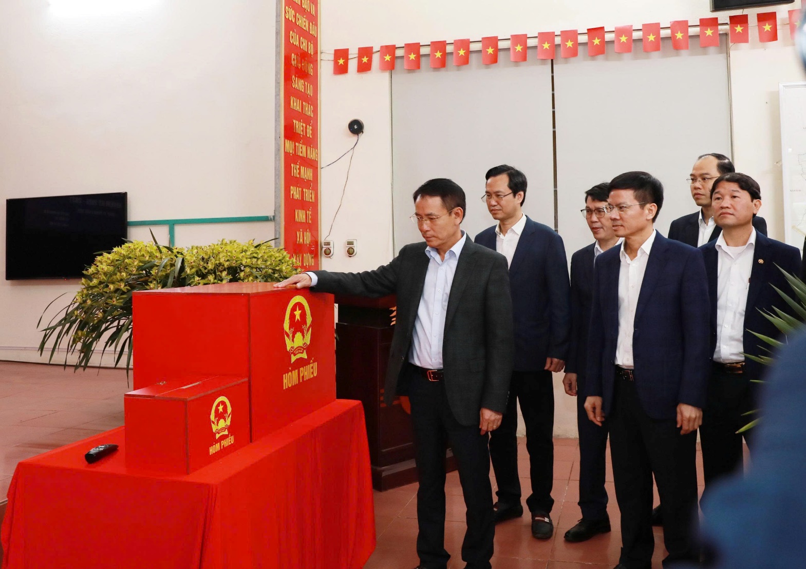 A group of men standing in a room  AI-generated content may be incorrect.