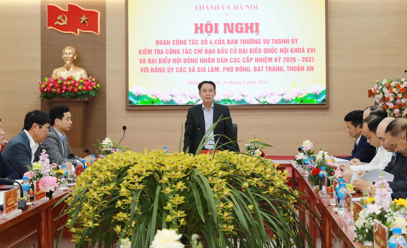 A person standing in front of a large screen  AI-generated content may be incorrect.