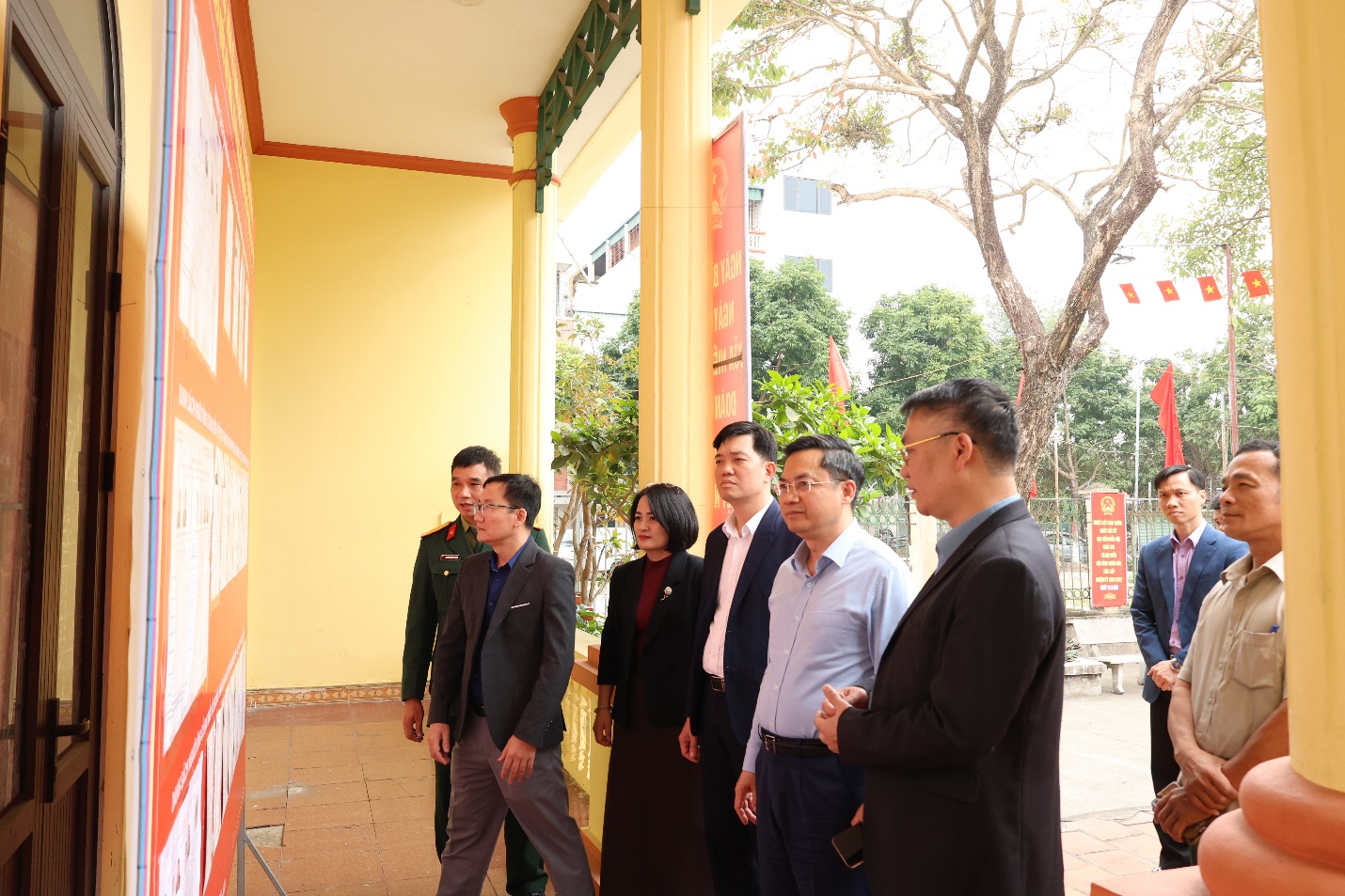 Trưởng Ban Tổ chức Thành ủy Hà Nội Hà Minh Hải kiểm tra công tác chuẩn bị bầu cử tại xã Mê Linh- Ảnh 2.