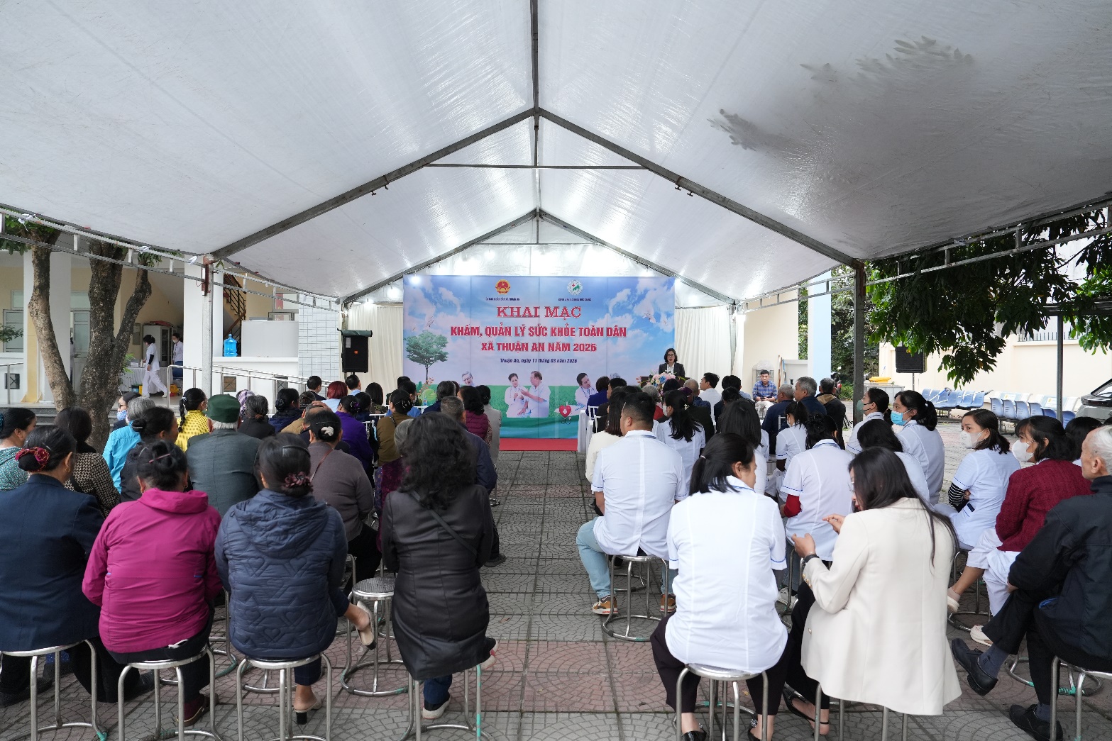 A group of people sitting in chairs  AI-generated content may be incorrect.