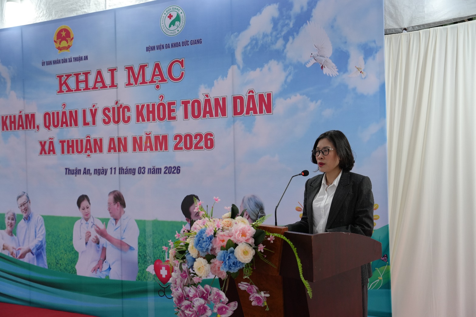 A person standing at a podium  AI-generated content may be incorrect.