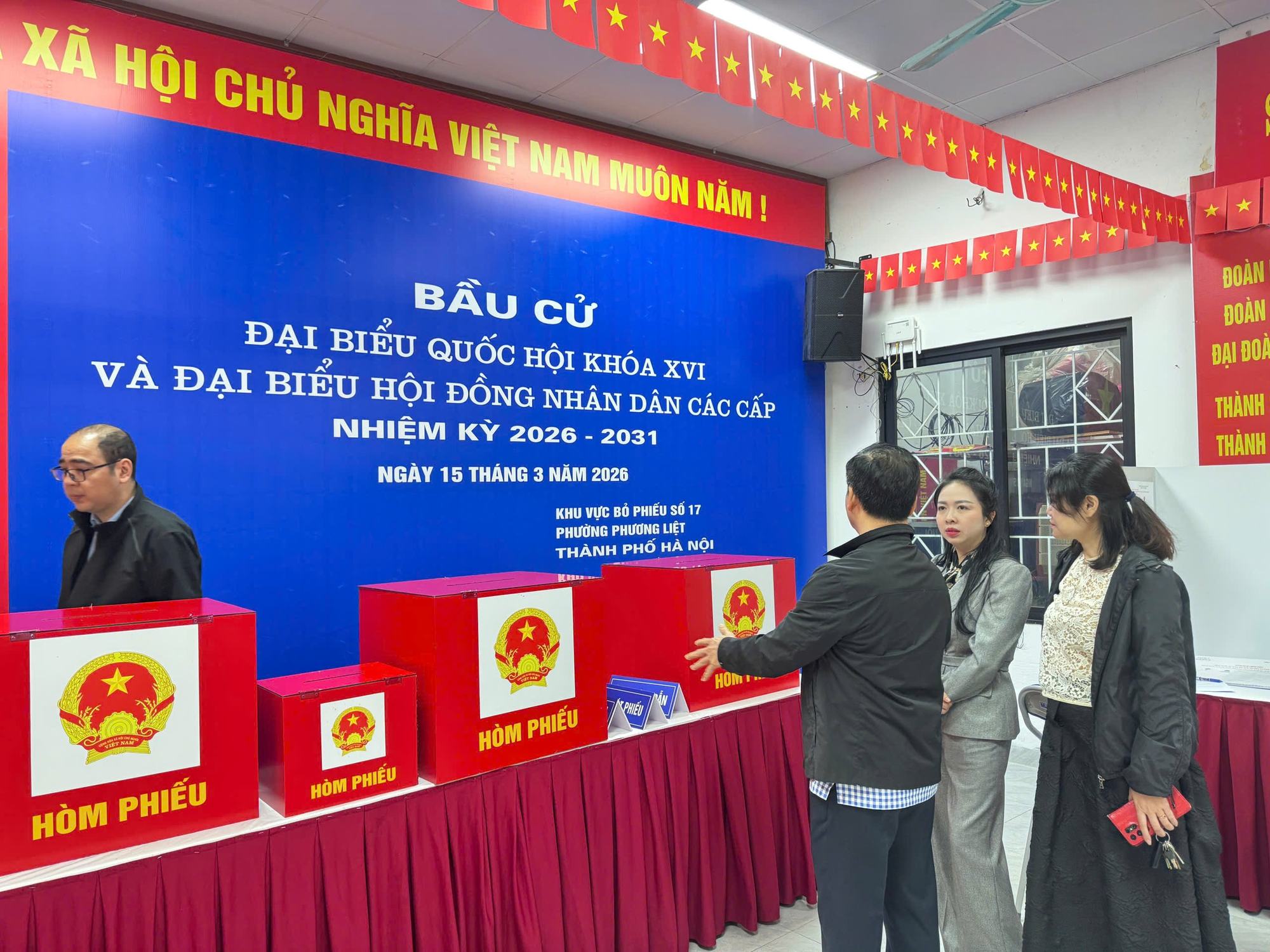 Phường Phương Liệt kiểm tra công tác chuẩn bị tại các khu vực bỏ phiếu phục vụ bầu cử nhiệm kỳ 2026-2031- Ảnh 1.