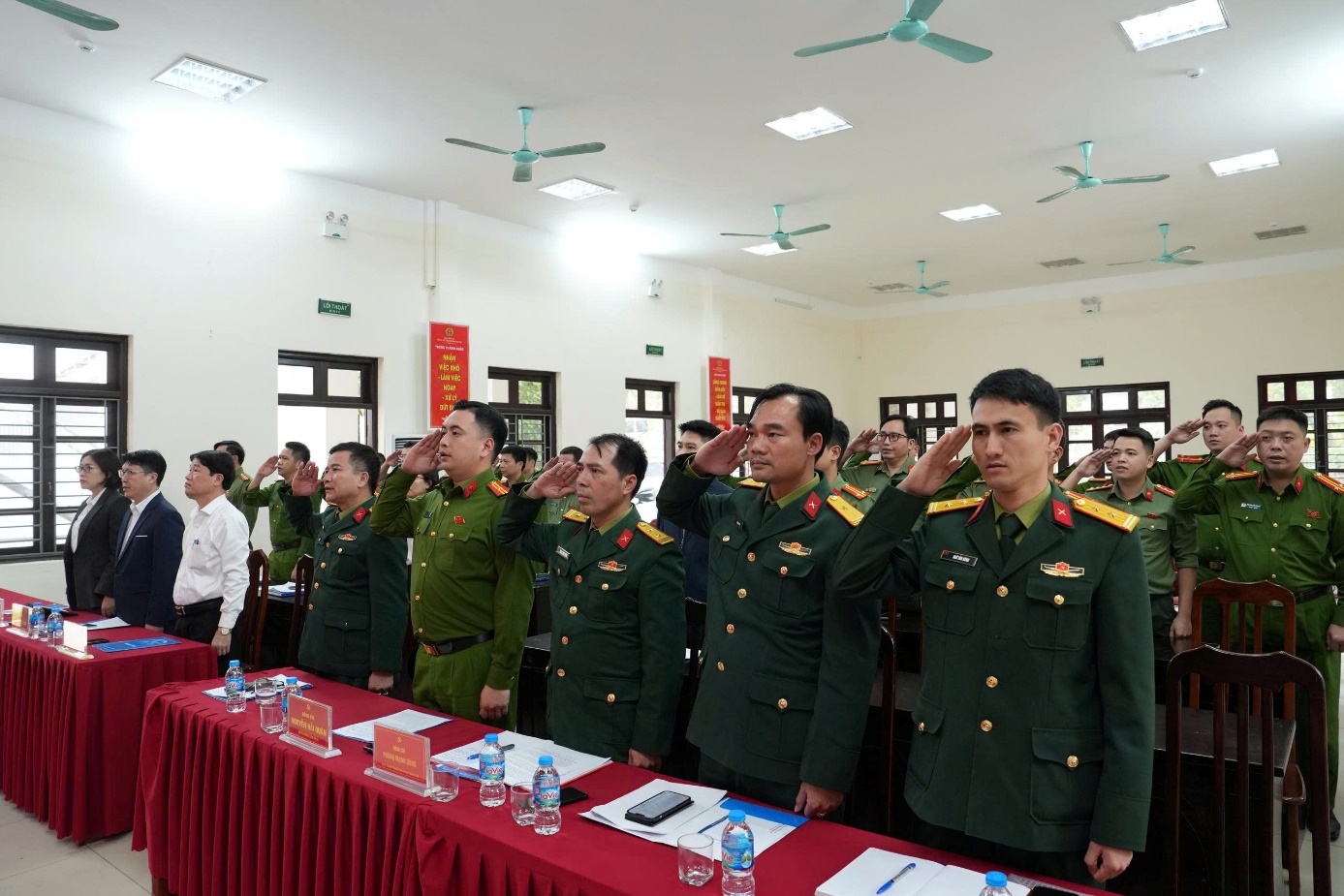 Ảnh có chứa trang phục, đàn ông, người, trong nhà  Nội dung do AI tạo ra có thể không chính xác.