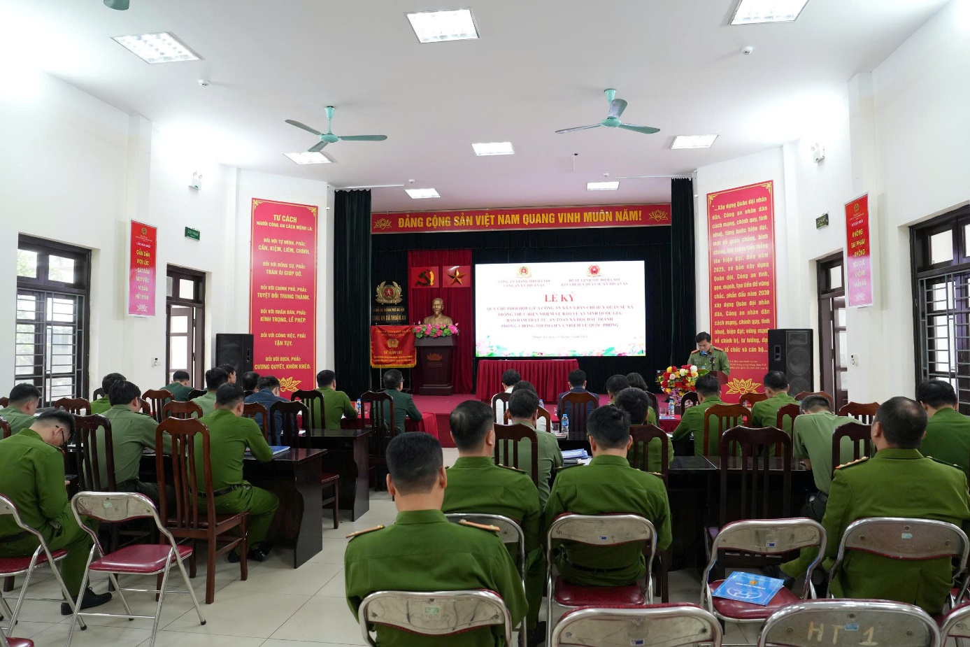 Ảnh có chứa văn bản, ghế, trong nhà, đồ đạc  Nội dung do AI tạo ra có thể không chính xác.